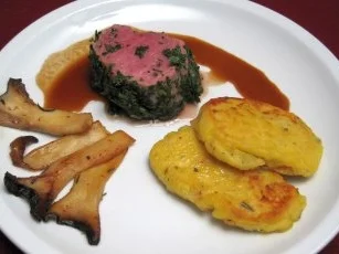 Pochiertes Kalbsfilet im Kräutermantel an Kartoffel-Blini und Kräuterseitlingen - Rezept