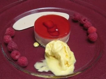 Erdbeerschnitte an selbst gemachtem Mango-Passionsfruchteis - Rezept