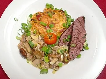 Straußenfilet mit Pilzragout in Weißweinsoße an Spaghettirösti - Rezept