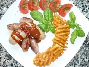 Crisscuts-Kartoffeln an Zwiebelwurst mit schneller Currysauce - Rezept