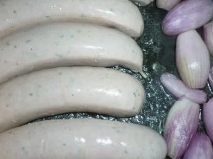 Crisscuts-Kartoffeln an Zwiebelwurst mit schneller Currysauce - Rezept - Bild Nr. 2