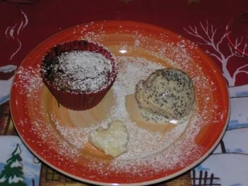 Schokoküchlein mit flüssigem Kern an Pannacottaherzen und Mohn-Quark-Eis - Rezept