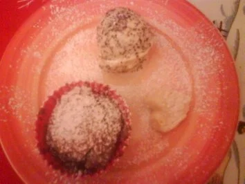 Schokoküchlein mit flüssigem Kern an Pannacottaherzen und Mohn-Quark-Eis - Rezept - Bild Nr. 4