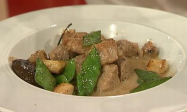 Kalbsblanquette mit Zuckerschoten, Pilzen und gefüllten Kohlrabi à la ...