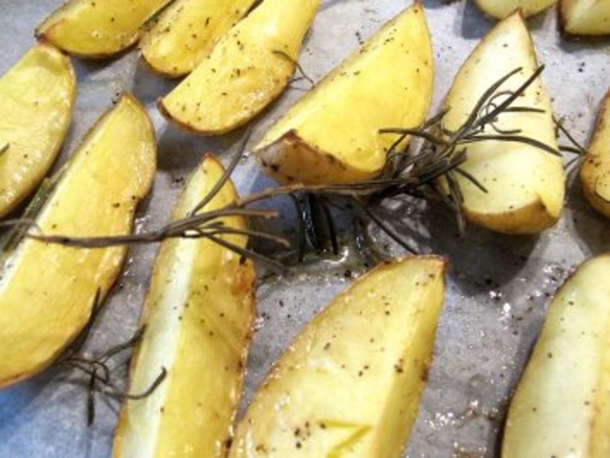 Bilder für Rosmarinkartoffeln aus dem Ofen mit Kräuter-Quark-Dip - Rezept