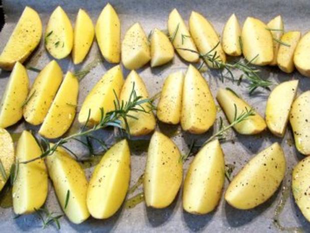 Rosmarinkartoffeln aus dem Ofen mit Kräuter-Quark-Dip - Rezept - kochbar.de