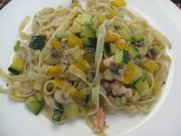 Tagliolini mit Räucherlachs und Gemüse - Rezept