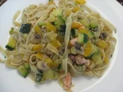 Tagliolini mit Räucherlachs und Gemüse - Rezept
