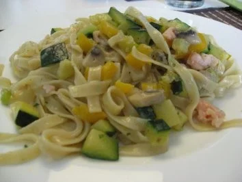Tagliolini mit Räucherlachs und Gemüse - Rezept - Bild Nr. 2