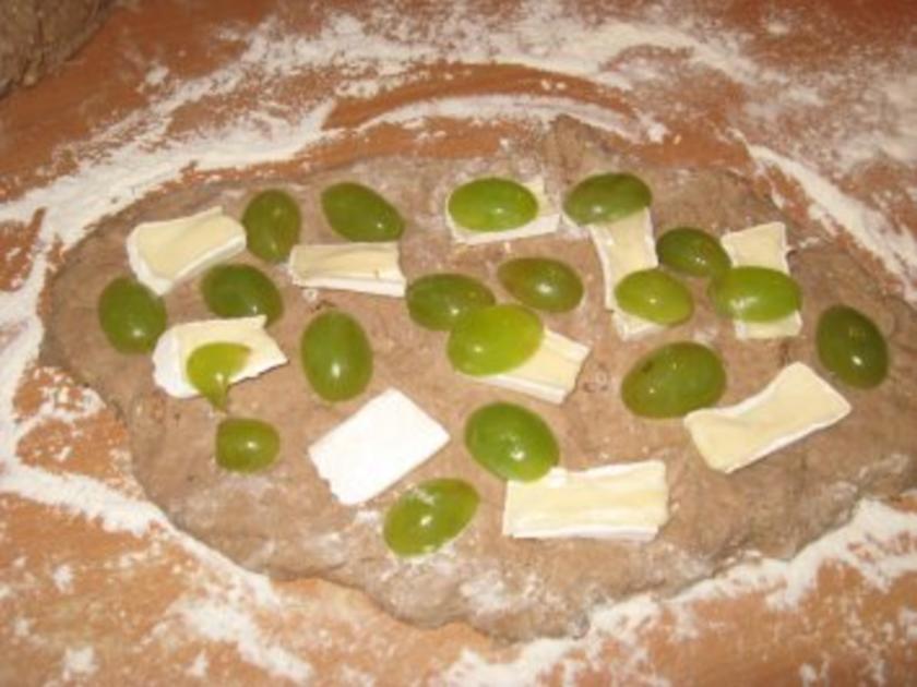 Walnuß-Camembert- Brot mit Weintrauben - Rezept - kochbar.de