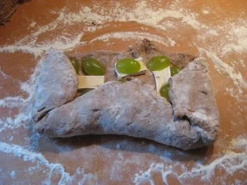 Rezept: Walnuß-Camembert- Brot mit Weintrauben Bild Nr. 4 Walnuß-Camembert- Brot mit Weintrauben - Rezept - Bild Nr. 4