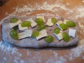 Rezept: Walnuß-Camembert- Brot mit Weintrauben Bild Nr. 5 Walnuß-Camembert- Brot mit Weintrauben - Rezept - Bild Nr. 5