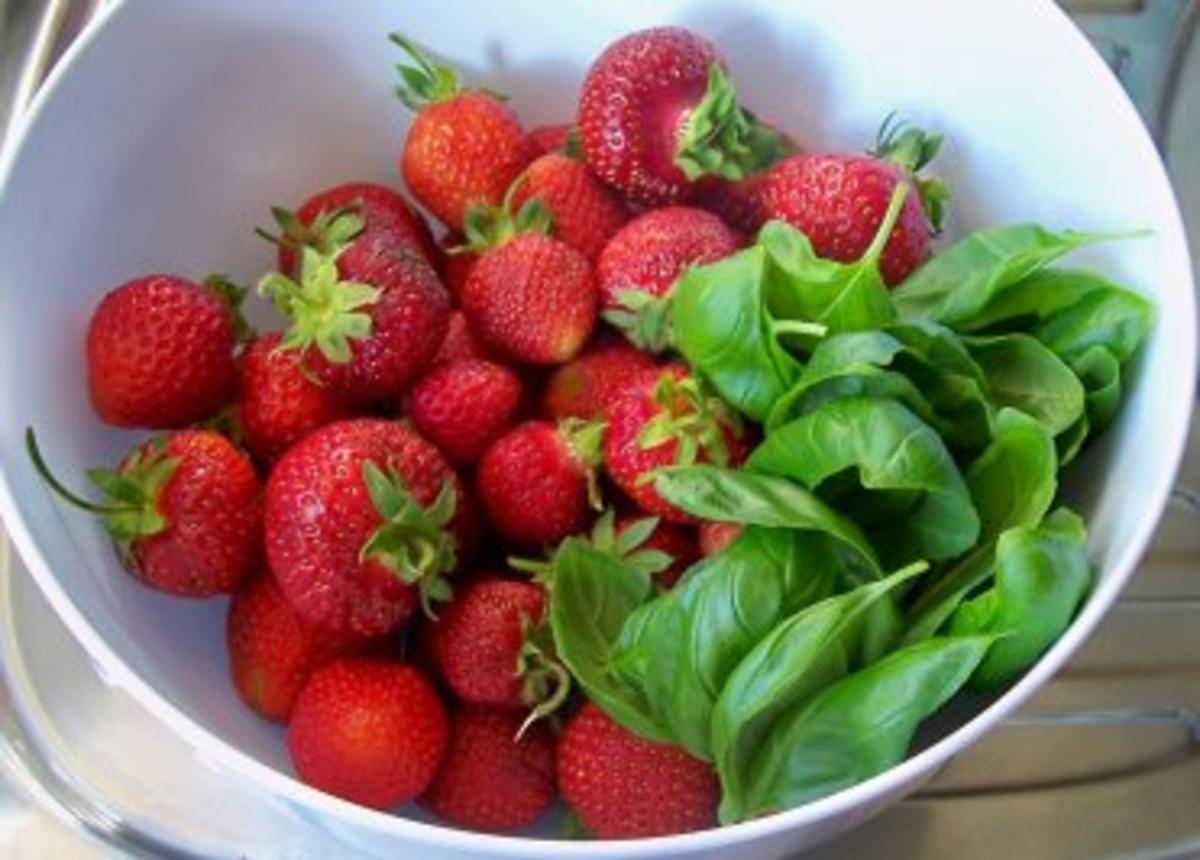 Einmachen: Erdbeer-Marmelade mit Basilikum - Rezept - kochbar.de