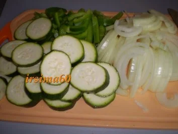 Überbackene Schweinemedallions im Gemüsebett - Rezept - Bild Nr. 4