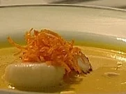 Rezept: Safransuppe mit gebratener Jakobsmuschel Safransuppe mit gebratener Jakobsmuschel - Rezept