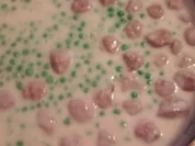 Bratwurstbällchen mit Erbsen - Rezept