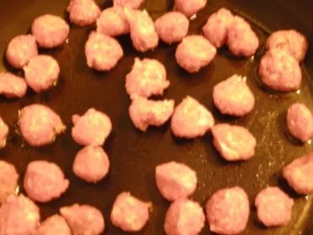 Bratwurstbällchen mit Erbsen - Rezept - Bild Nr. 2