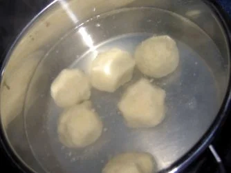 Tonka-Griesklöße auf Himbeerspiegel - Rezept - Bild Nr. 7