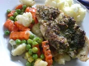 Hähnchenbrustfilets mit Kräuterkruste auf Buttergemüse - Rezept