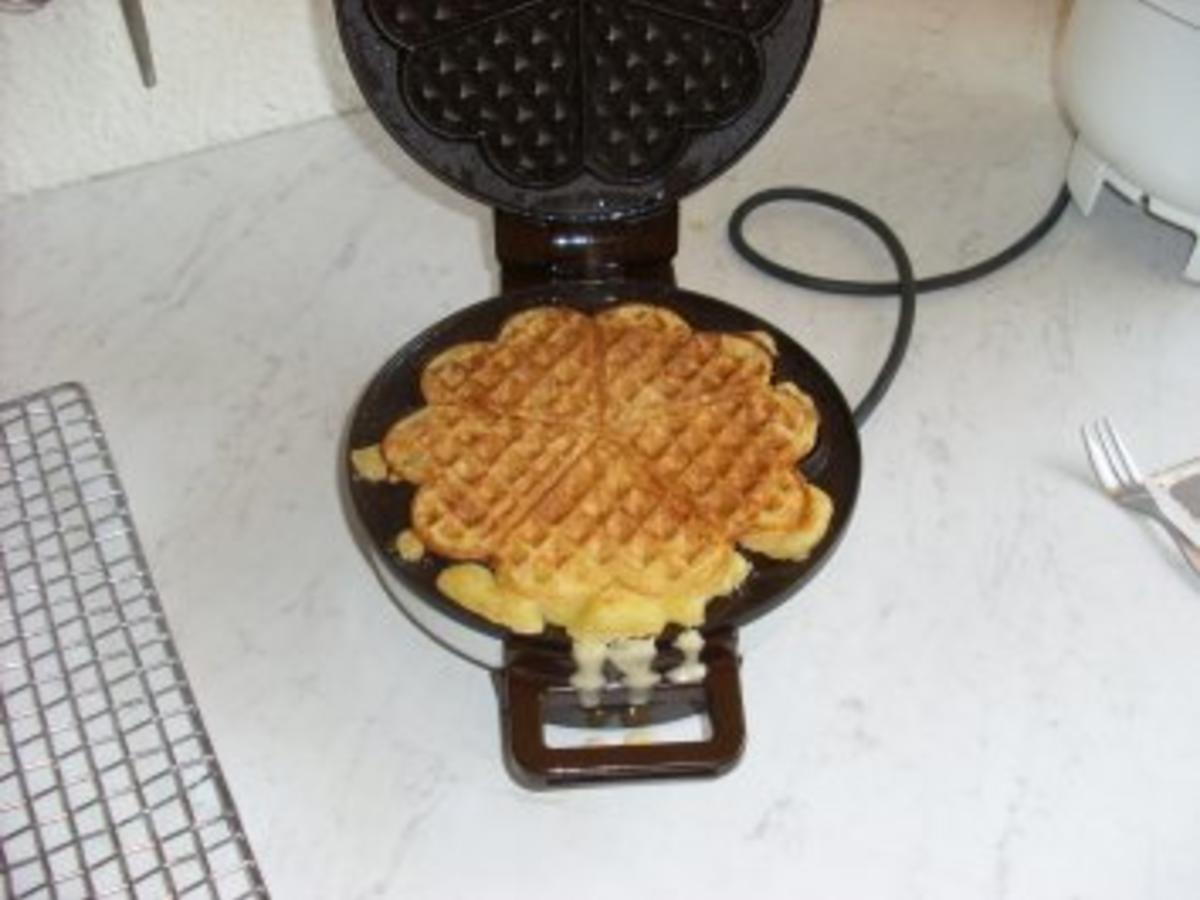 Waffeln mit Eis und Sahne - Rezept mit Bild - kochbar.de