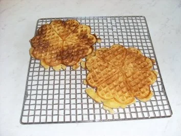 Waffeln mit Eis und Sahne - Rezept - Bild Nr. 6