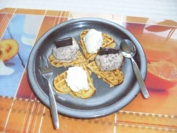 Waffeln mit Eis und Sahne - Rezept