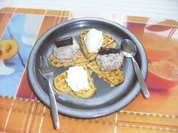 Waffeln mit Eis und Sahne - Rezept