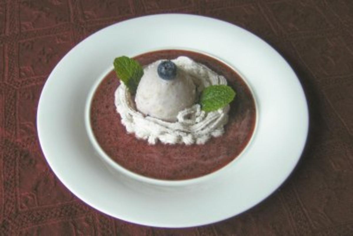 Heidelbeer - Quark - Eis auf Schwarzen Kater - Rezept - kochbar.de