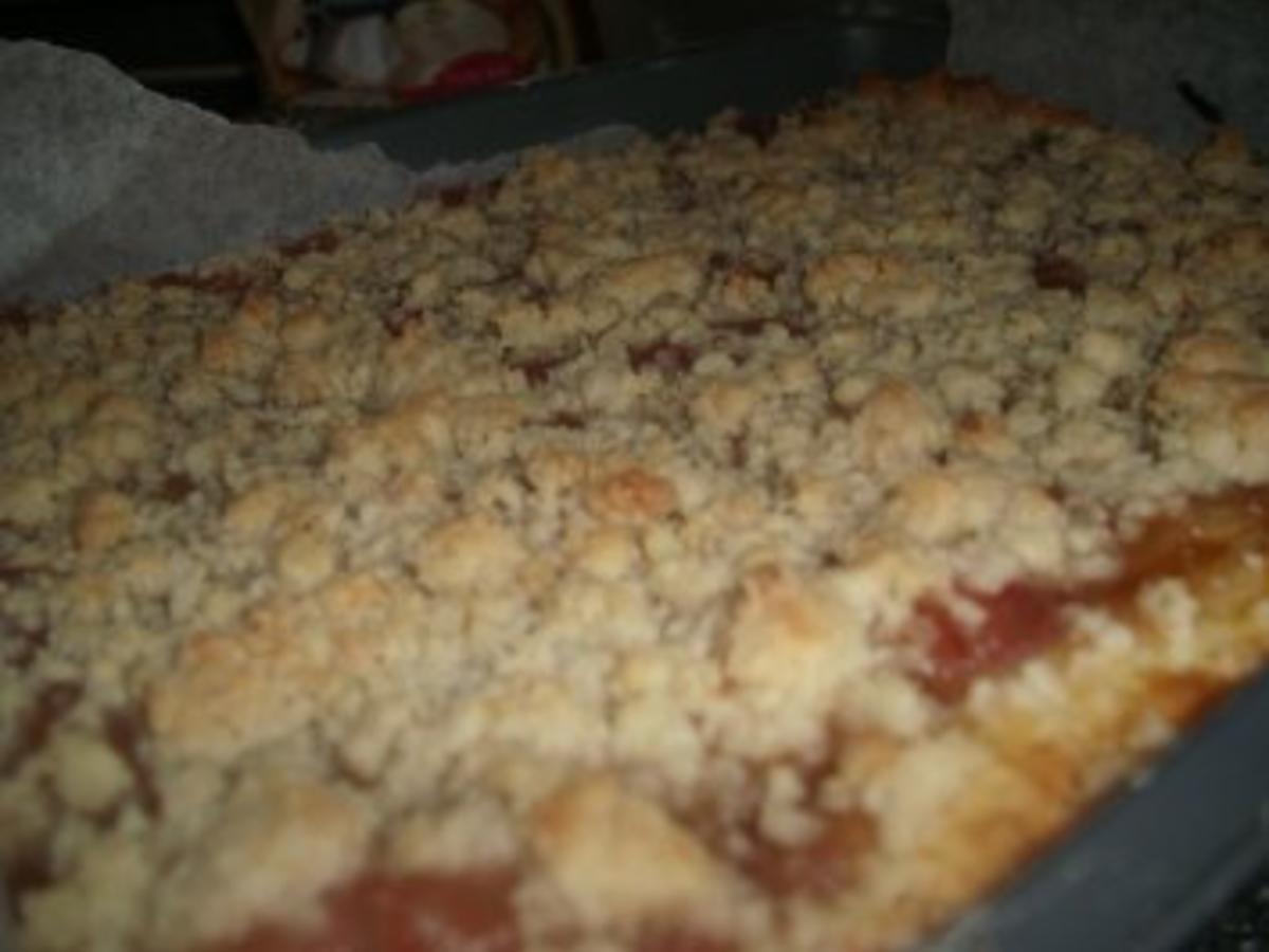 Rhabarber Streuselkuchen mit Quark Butter Teig - schnell &amp; einfach ...