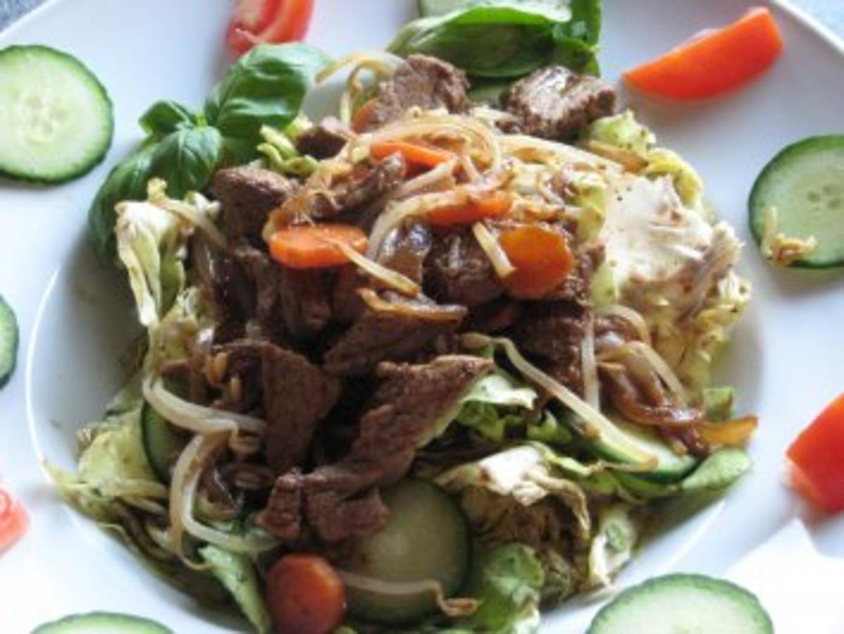 Grüner Salat mit Asia-Topping - Rezept