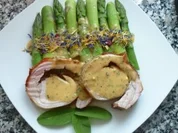 Spanferkelrollbraten mit Wildblütenhonigkruste und grünem Spargel an Steinpilz-Salbeisauce - Rezept