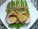 Spanferkelrollbraten mit Wildblütenhonigkruste und grünem Spargel an Steinpilz-Salbeisauce - Rezept