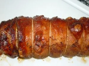 Spanferkelrollbraten mit Wildblütenhonigkruste und grünem Spargel an Steinpilz-Salbeisauce - Rezept - Bild Nr. 3