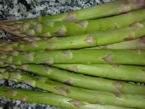 Spanferkelrollbraten mit Wildblütenhonigkruste und grünem Spargel an Steinpilz-Salbeisauce - Rezept - Bild Nr. 5