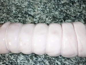 Spanferkelrollbraten mit Wildblütenhonigkruste und grünem Spargel an Steinpilz-Salbeisauce - Rezept - Bild Nr. 4