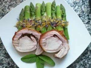 Spanferkelrollbraten mit Wildblütenhonigkruste und grünem Spargel an Steinpilz-Salbeisauce - Rezept - Bild Nr. 2