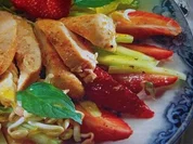 Erdbeersalat mit marinierten Hähnchenbruststreifen - Rezept