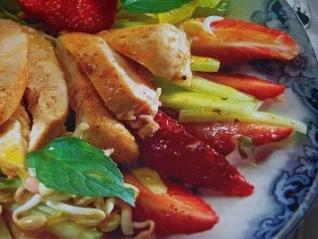 Erdbeersalat mit marinierten Hähnchenbruststreifen - Rezept - Bild Nr. 2