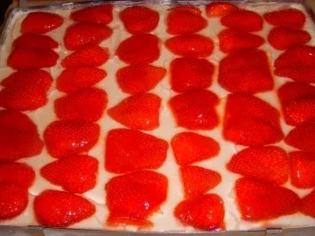 Rezept: HOLUNDER-SCHNITTEN MIT ERDBEEREN Bild Nr. 4 HOLUNDER-SCHNITTEN MIT ERDBEEREN - Rezept - Bild Nr. 4