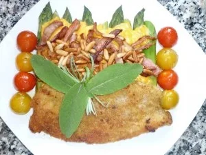 Haselnussschnitzel mit krossem Schinken und Pinienkernen an überbackenem grünem Spargel - Rezept