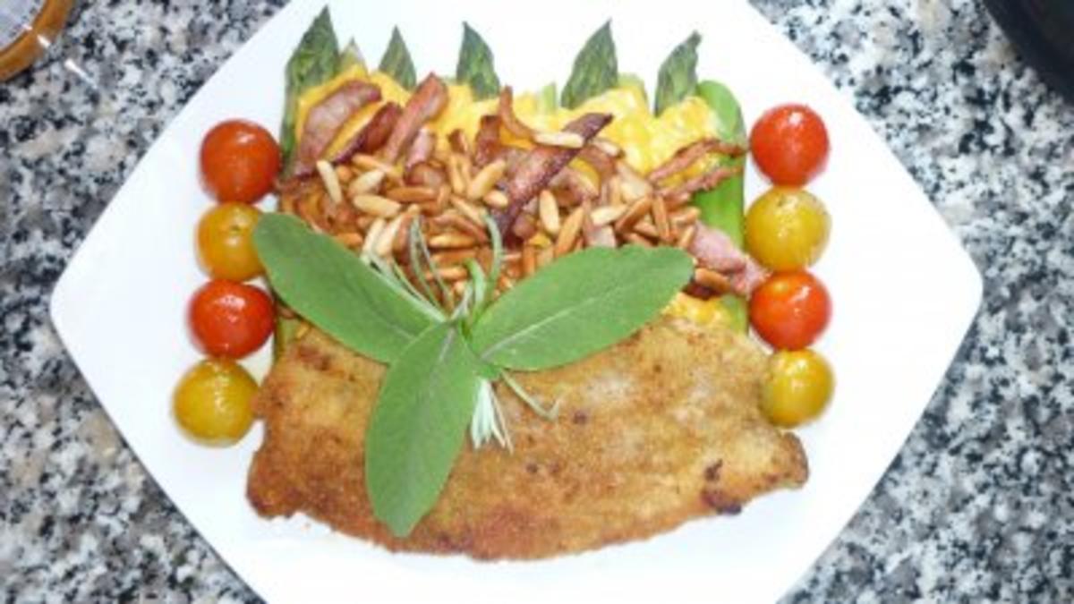 Bilder für Haselnussschnitzel mit krossem Schinken und Pinienkernen an überbackenem grünem Spargel - Rezept