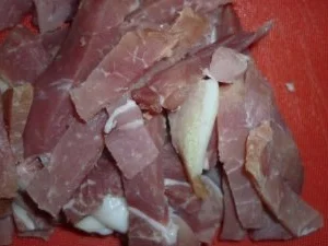 Haselnussschnitzel mit krossem Schinken und Pinienkernen an überbackenem grünem Spargel - Rezept - Bild Nr. 4