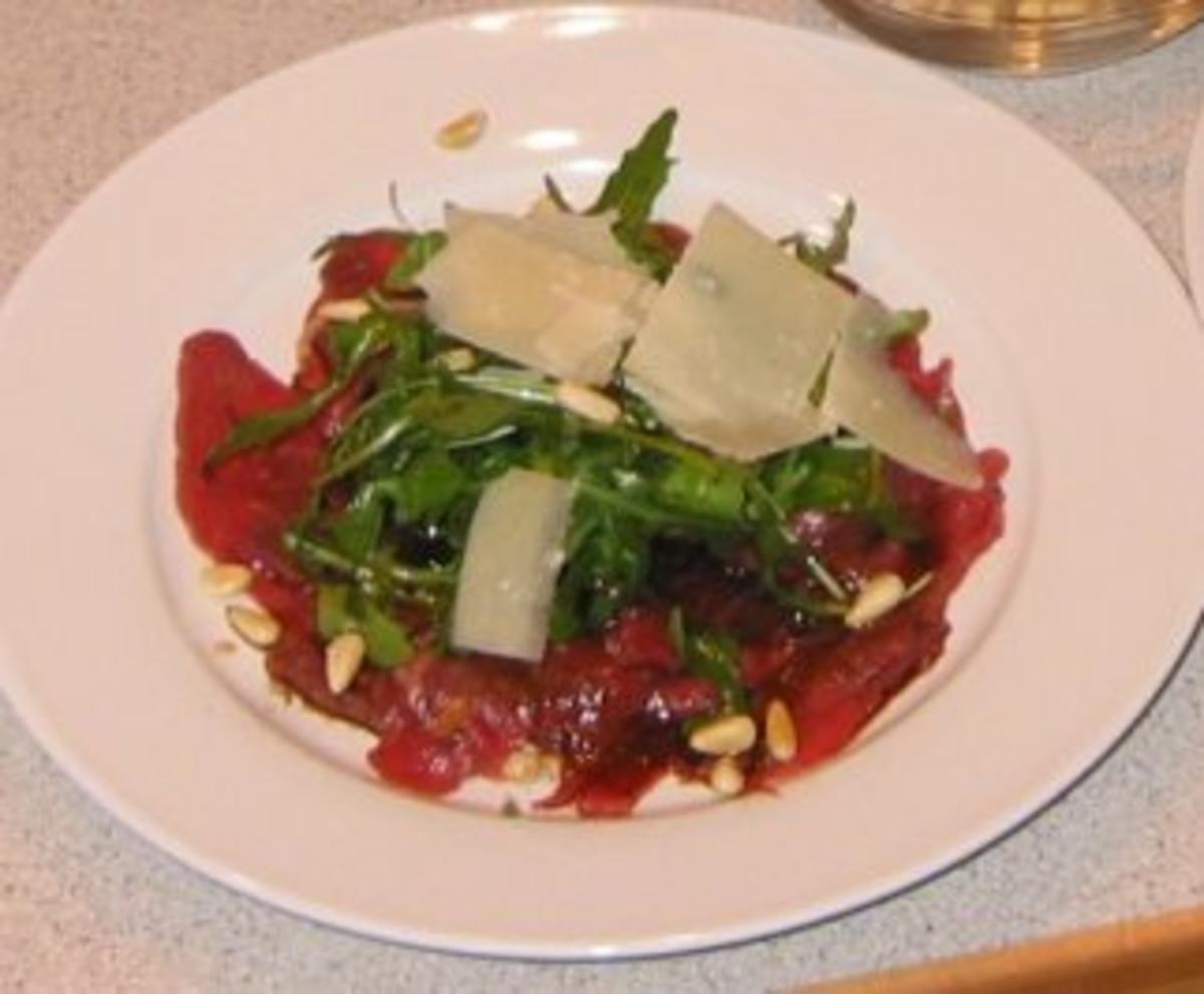 Rindercarpaccio mit Rucola, Pinienkernen und Parmesan - Rezept mit Bild ...