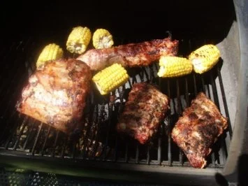 Grillplatte : Daves Sparibs im neuen Memphis - Stil, Schweinefilets und Zuckermais - Rezept