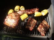 Grillplatte : Daves Sparibs im neuen Memphis - Stil, Schweinefilets und Zuckermais - Rezept