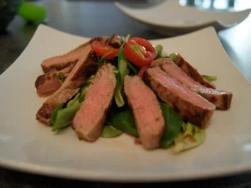 Rezept: Steakstreifen auf Rapunzel mit Himbeervinaigrette Steakstreifen auf Rapunzel mit Himbeervinaigrette - Rezept