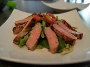 Steakstreifen auf Rapunzel mit Himbeervinaigrette - Rezept