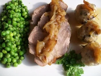 Kräuter-Zwiebelbraten zu Mini-Pilzknödeln und Kerbel-Minz-Erbsen - Rezept