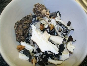 Kräuter-Zwiebelbraten zu Mini-Pilzknödeln und Kerbel-Minz-Erbsen - Rezept - Bild Nr. 2