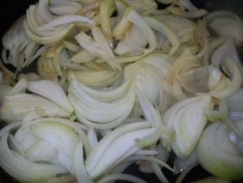 Kräuter-Zwiebelbraten zu Mini-Pilzknödeln und Kerbel-Minz-Erbsen - Rezept - Bild Nr. 4